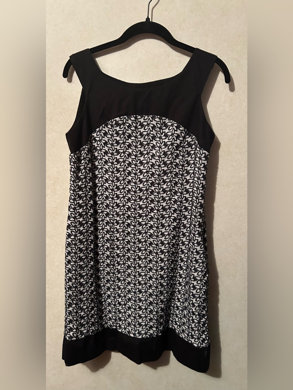 Tiana B. Black & light gray Flowered Sleeveless Dress size 10.